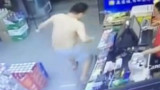 大叔以迅雷不及掩耳盗铃响叮当之势一脚凌空抽射 将耗子 踢出门外 您哪里来的还回哪里去吧 哈哈